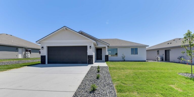 exterior view of 72 E 22nd Pl by Pro Made Homes in Kennewick, Washington