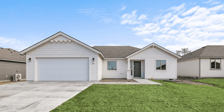 exterior image of 221 n lessor lp in moses lake, wa
